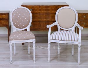Sedia poltroncina in legno stile classico con finitura molto anticata e consumata tipo shabby